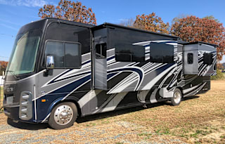 Benny & The Pet's Awesome Family RV! (with bunks!)