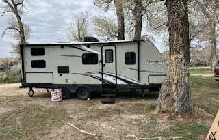 Halfton towable w/ Bunk bed and full queen