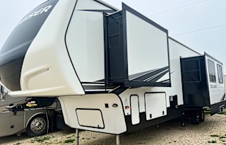 2020 CrossRoads Cruiser CR3851BL