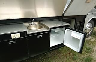 2006 Fleetwood Discovery Motor Home, 39 ft