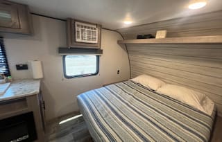 Charming 2024 Coleman 17R - Cozy and Cute!