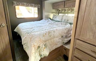 Summit - 24 ft Go anywhere, loaded motorhome