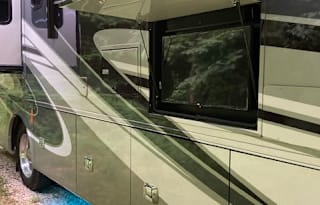 Classy Lady - Tiffin Open Road Allegro with Bunks