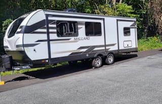 Beautiful Luxury travel trailer w/ King size bed