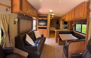 Adventure-Ready 32'  Winnebago Voyage!