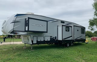 2021 Cherokee Arctic Wolf Suite 3660