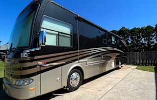 Pet friendly,  spacious RV perfect for tailgating!