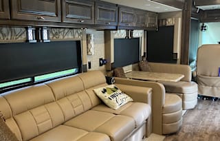 Luxurious Tiffin w/Two Queen Beds(Delivery Only!)