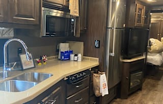 Luxurious Tiffin w/Two Queen Beds(Delivery Only!)