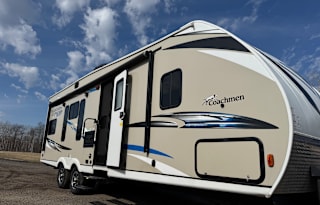 2019 28' Freedom Express Toy Hauler