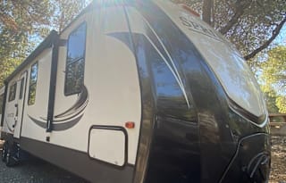 Luxury Keystone RV Sprinter 332DEN