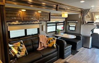 Maximus 2021 - Jayco Seneca 37L Super C w/ Solar