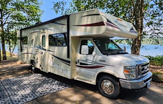 Coachmen, Sleeps 8, Queen Bed in Primary!