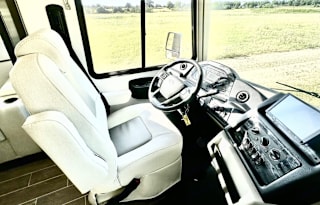 Howdy RV - 2023 Luxury Motor Coach (Sleeps 10)