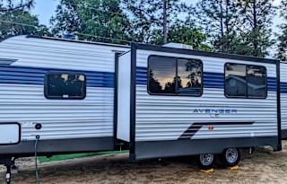 Clean 2022 Camper W/ Queen Room and Bunk Room