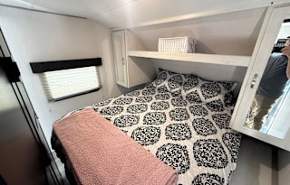 Seven Sisters '21 Prime Time RV Tracer 24DBS