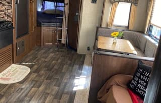 2016 Keystone RV Hideout 27DBS KID/PET Friendly