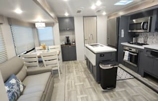 Dusty Roads-Couples Retreat-2 b ,2bath-Ins. Inc