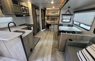 "LEWIS & CLARK"  Sleeps 8 - 1BR + Bunks