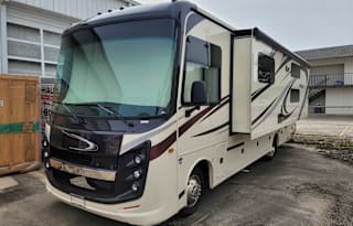 Family Dream Camper-Sleeps 8, Seatbelts for 8, Pet Friendly with Approval!!