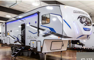 Beautiful, Clean, Modern 5th Wheel, Arctic Wolf