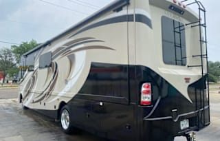2017 Thor Miramar 34.2,Tailgate-outdoor Kitchen/TV