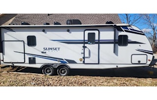 Easy-tow, King bed and sleeps 6!
