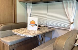 Very clean fully loaded 2020 Chateau 28E