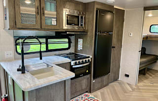 **Sleeps 10!** 2021 Wildwood Adventurer