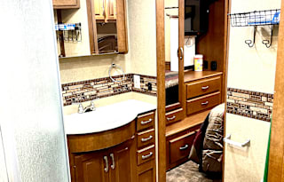 Challenger Luxury Class A Sleeps 4