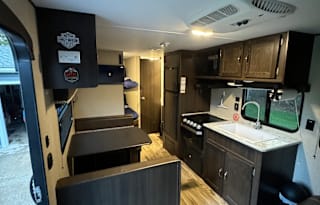 Cozy, lightweight 9 person travel trailer