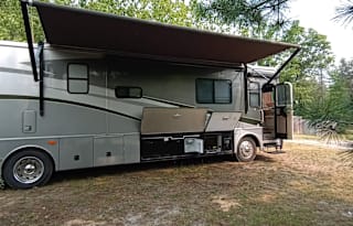 2006 Fleetwood Discovery Motor Home, 39 ft