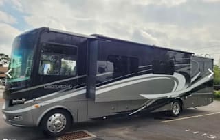 Billie’s RV! King bed - 2 bathrooms!