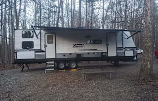Bunkhouse Getaway - 32ft - Sleeps 8 - Solar