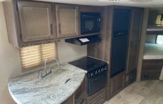 Cozy & Beautiful Trailer Sleeps Up To 10 People!