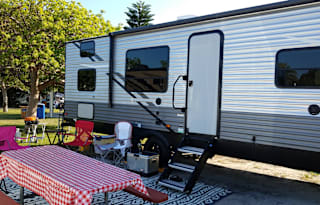 2021 East to West Silverlake King Bed & Bunks