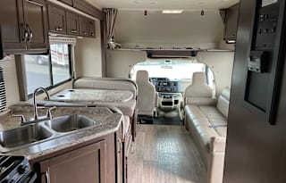 Looks Brand New! RV Rental Lifetime Experience