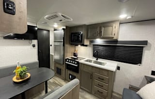 Like New: Pet Friendly Bunked RV w/ Solar Sleeps 7