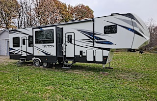 Toy Hauler 5th-Wheel