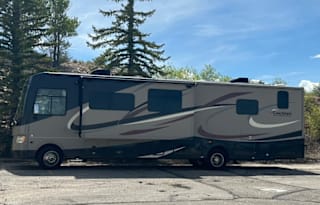 Travel in comfort, easy to drive, 2 bathrooms!