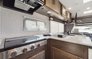 2021 Coachmen Leprechaun 270QB: Stylish Comfort!