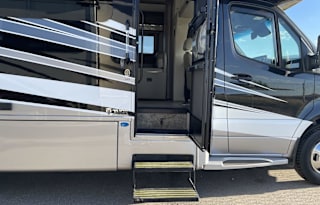 Luxury Thor 2024 Tiburon RV - w/Starlink