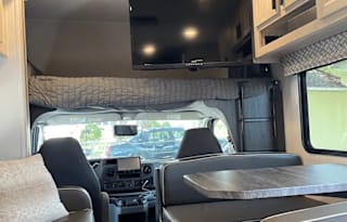 32’ 2023 Forester Sleeps 10 Fully stocked