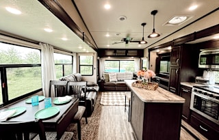 Phoenix Luxe Retreat – 2 Bedroom Family 5th Wheel