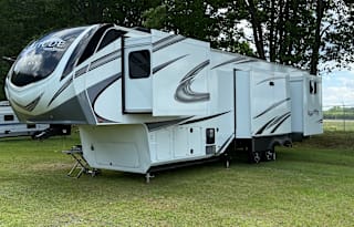 Luxury 5th Wheel | Sleeps 7 | Fully Loaded!