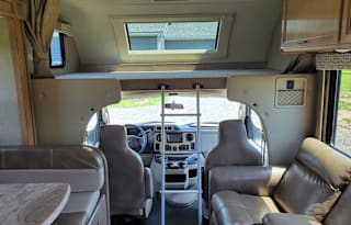 2020 Thor Motor Coach w/ King Bed