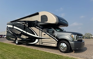 Luxury Super C RV – Sleeps 10 - Thor Magnitude