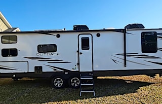 Family & Pet Friendly RV Rental- w/ Bunkhouse!