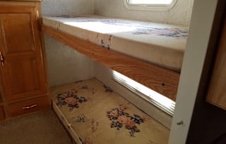 2002 Dutchmen 30Z (Will sleep 10) Bunk Model