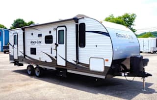 Beautiful 30' 2016 Amerilite Camper! Comfort for the whole family! Delivery available!